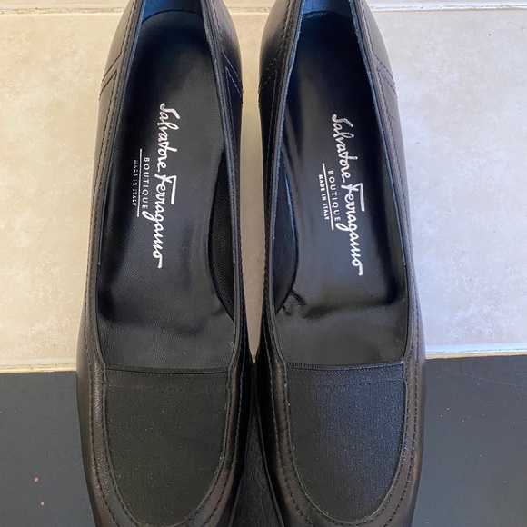 Salvatore Ferragamo women’s size 7 1/2 3A - Picture 2 of 6